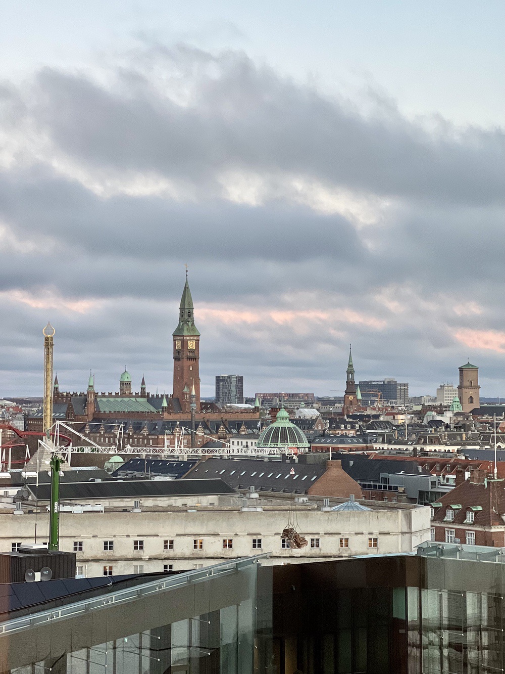 Vue sur les toits et clochers de Copenhague depuis l'hôtel