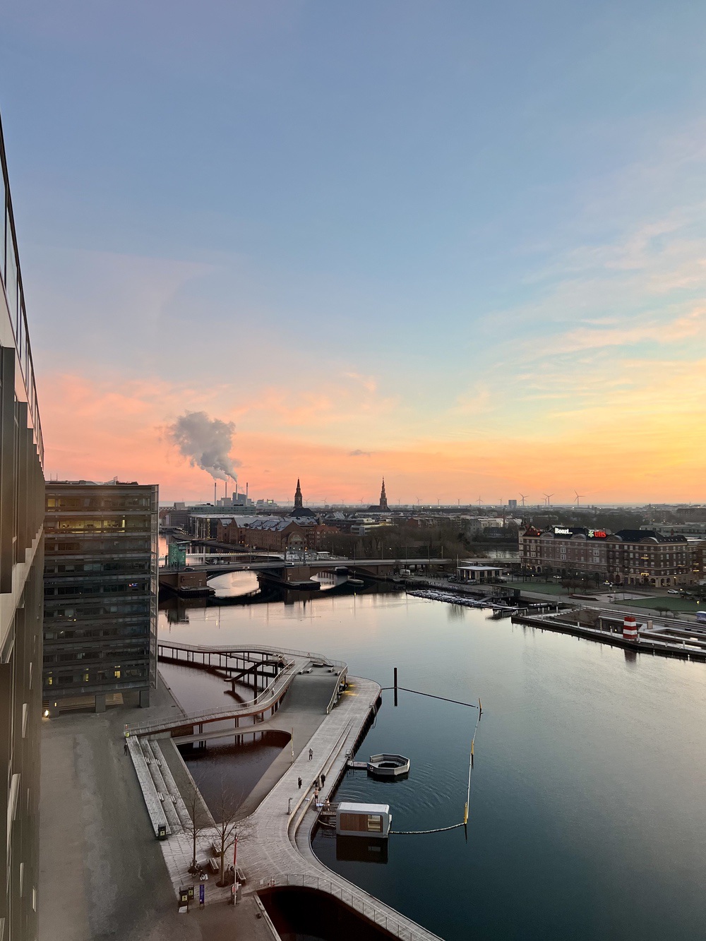 Vue sur le canal et le sauna flottant au coucher du soleil devant le Copenhagen Marriott Hotel