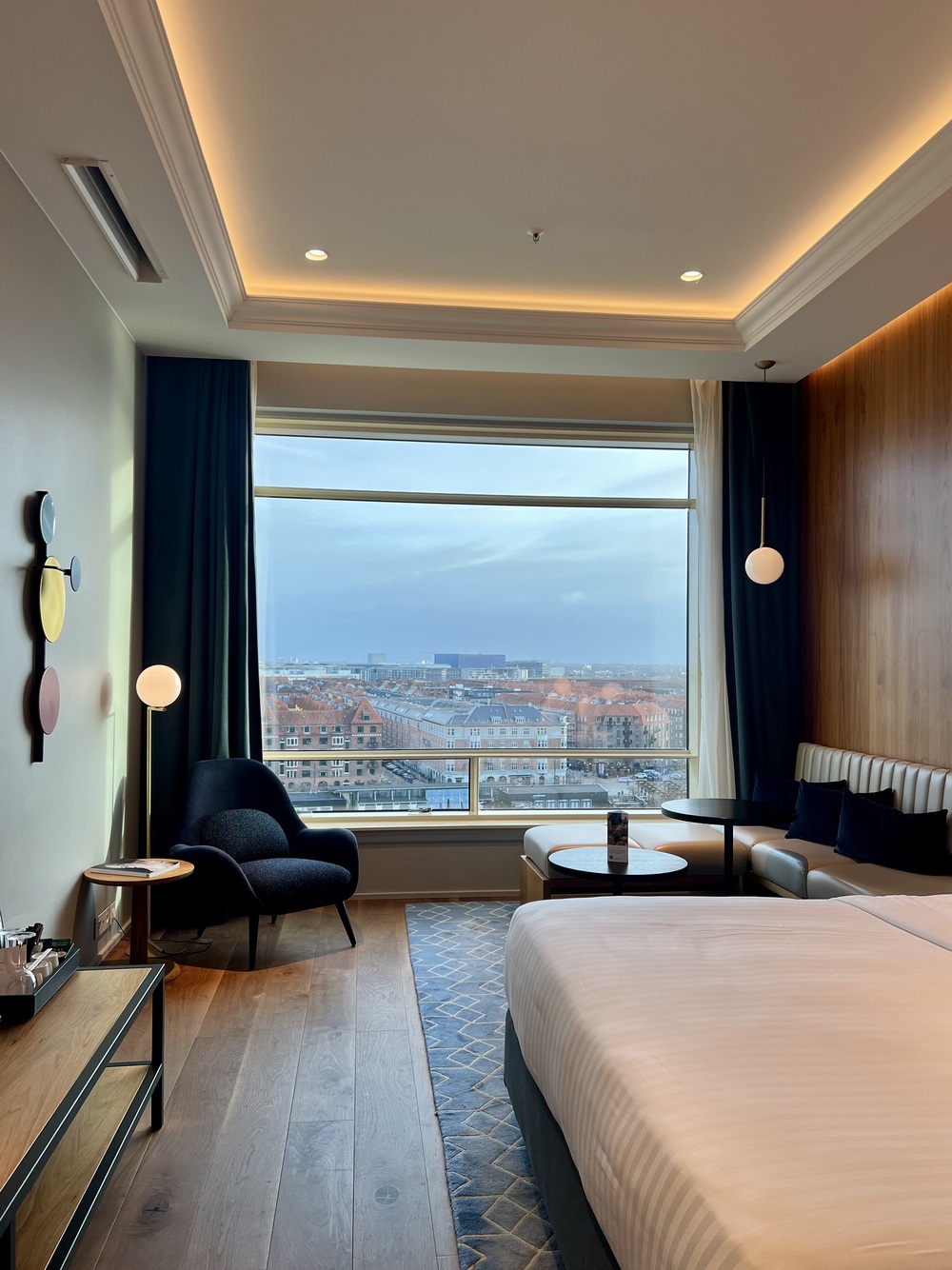 Chambre exécutive avec grande fenêtre et vue sur le canal au Copenhagen Marriott Hotel