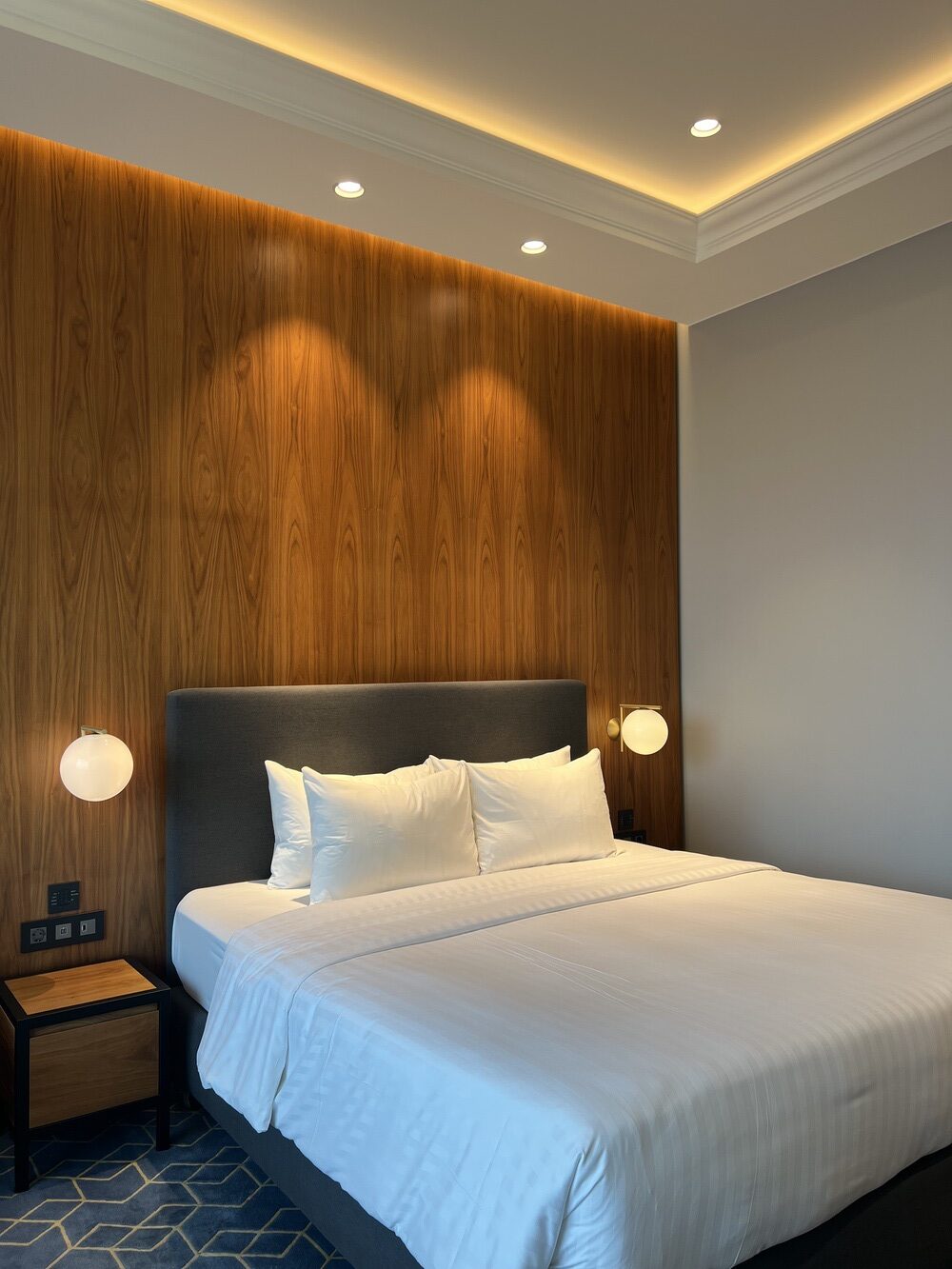 Lit King et mur de bois de la chambre exécutive au Copenhagen Marriott Hotel