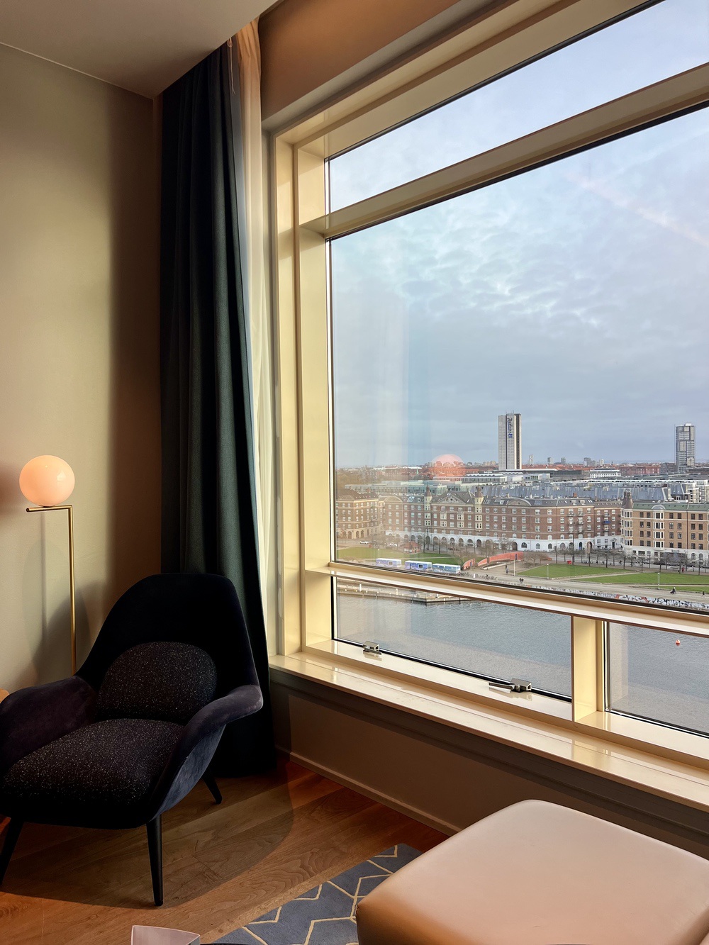 Grande fenêtre de la chambre avec fauteuil et vue sur la rivière