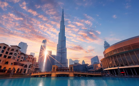 Vue de Dubaï au coucher du soleil, une des destinations couvertes par Visa Destinations