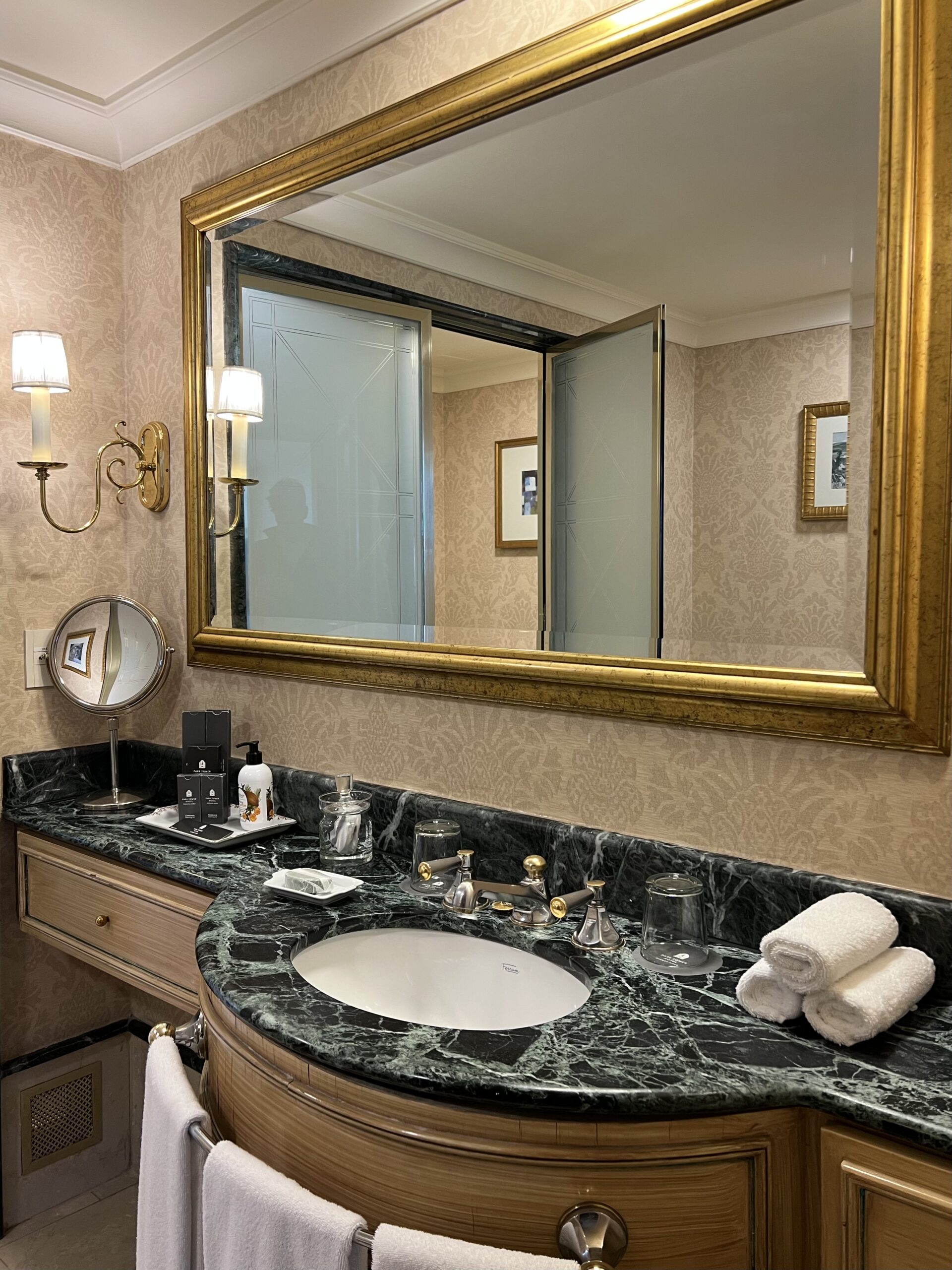Salle de bain classique en marbre vert avec miroir doré