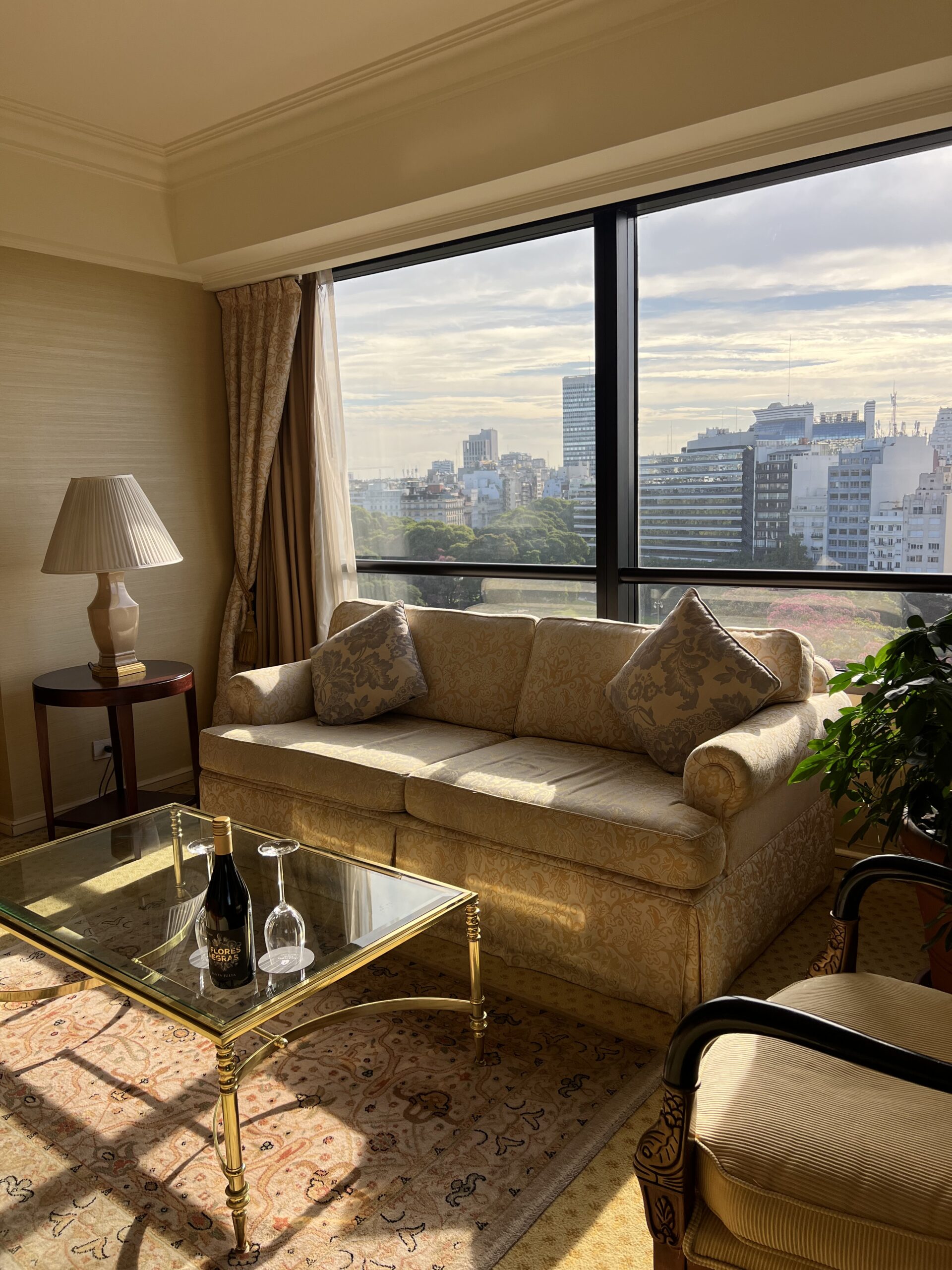 Salon de la suite en coin avec vue sur la ville de Buenos Aires