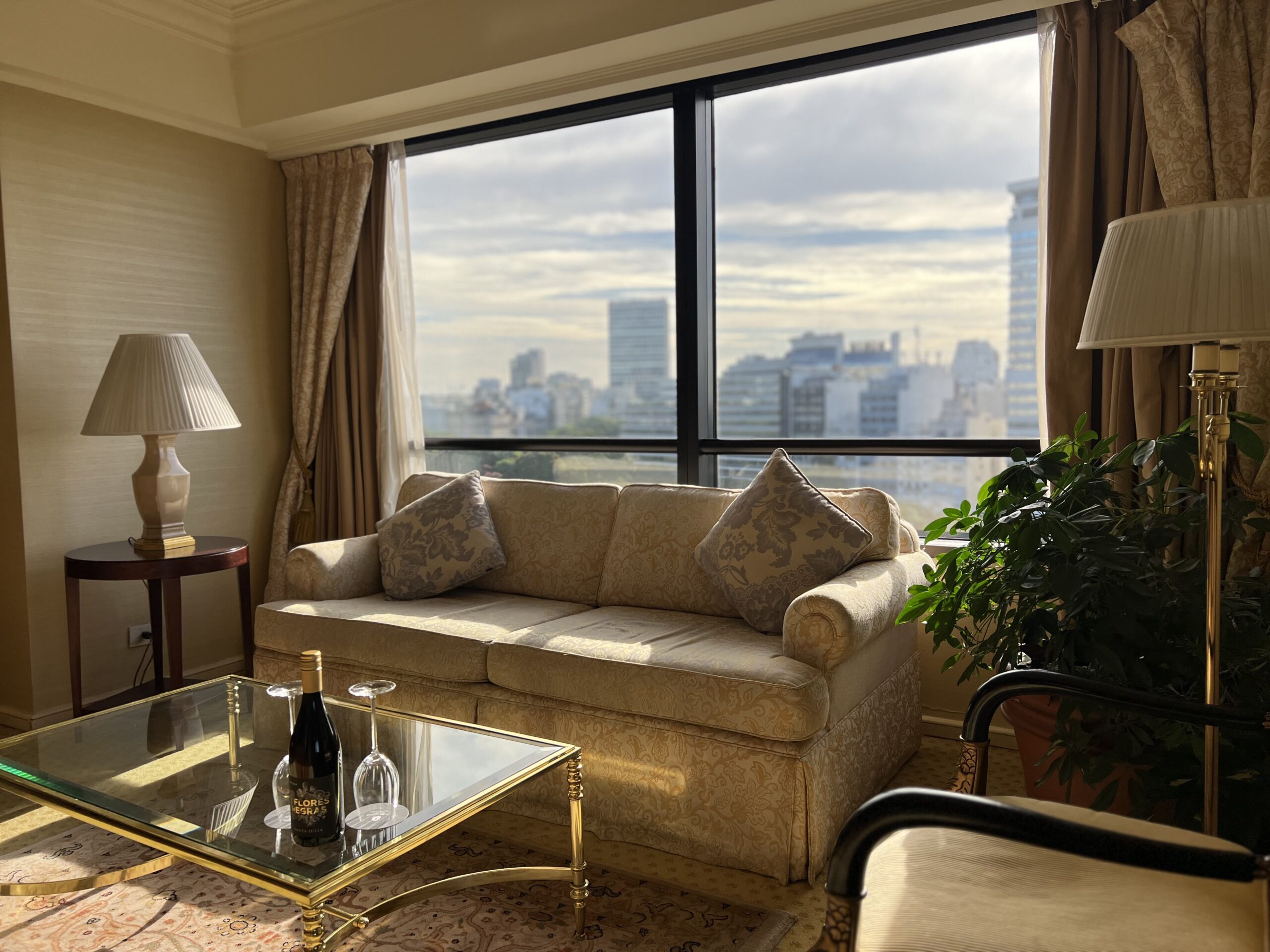 Salon de la suite avec canapé damassé et vue sur Buenos Aires