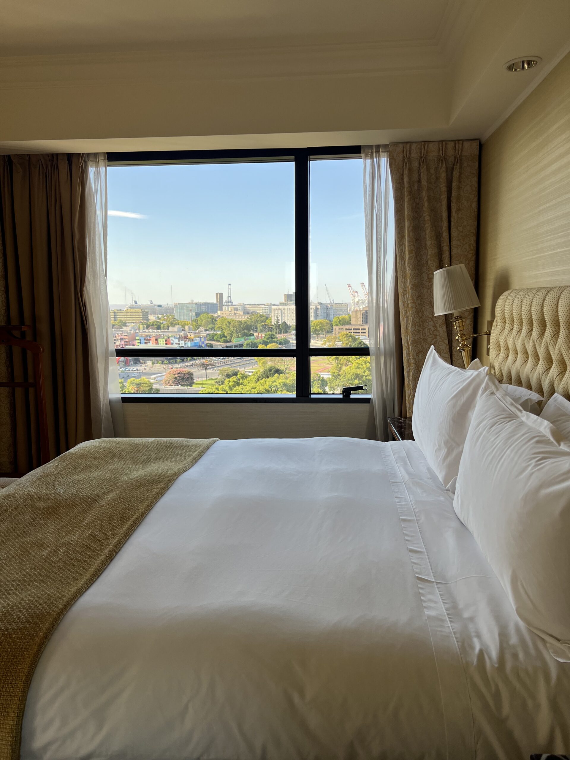 Chambre de la suite avec lit King et vue sur le parc