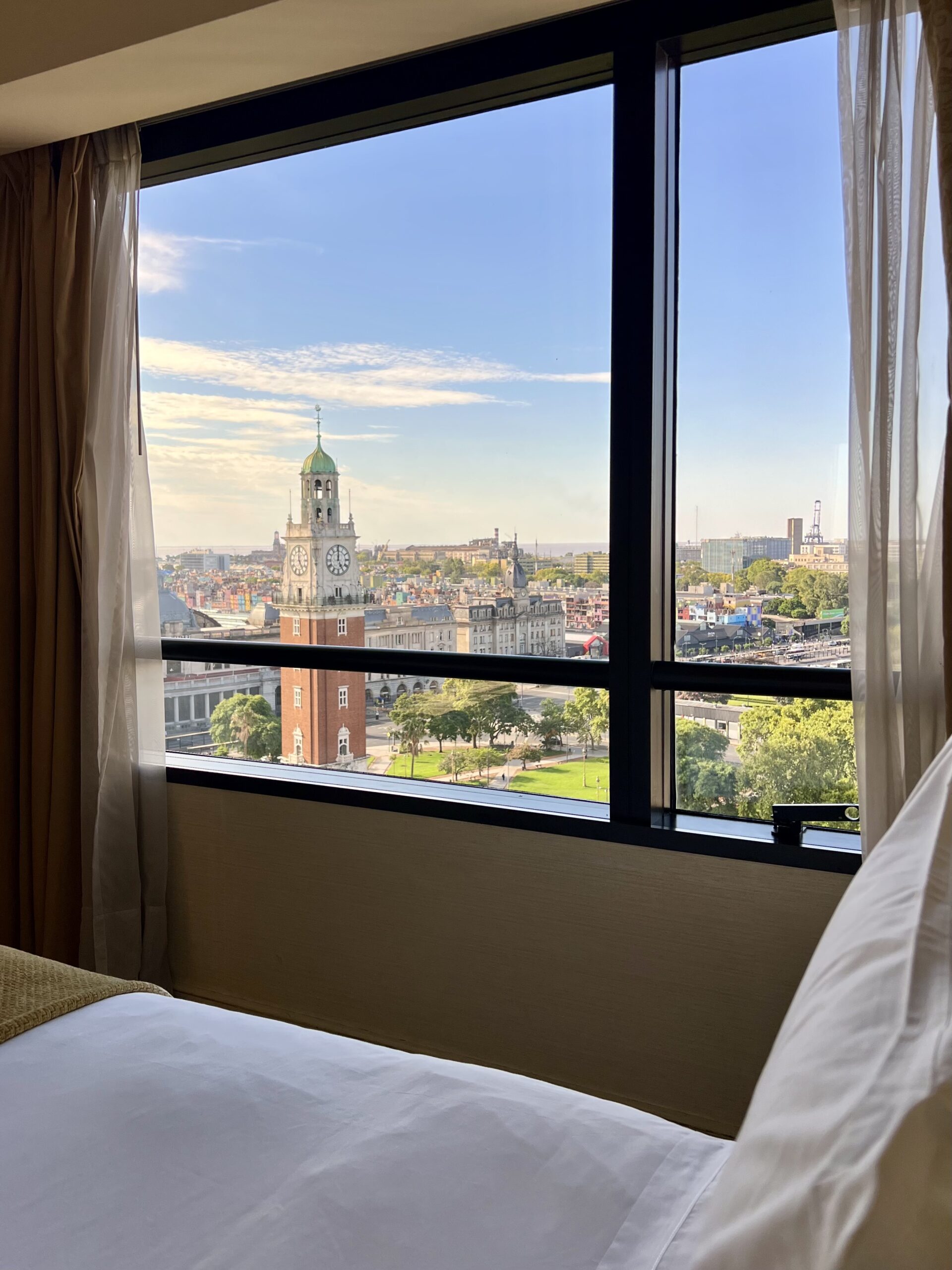 Vue sur la Torre Monumental et la Plaza San Martín depuis la chambre