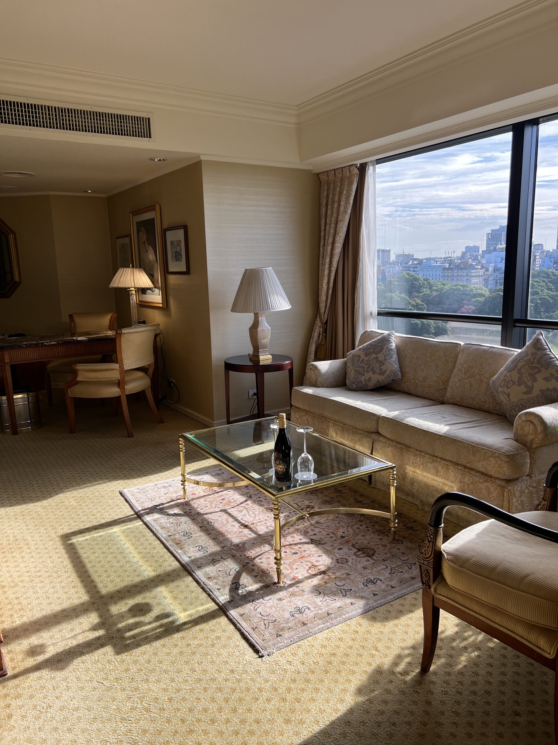 Salon de la suite en coin, mobilier classique et vue sur la ville