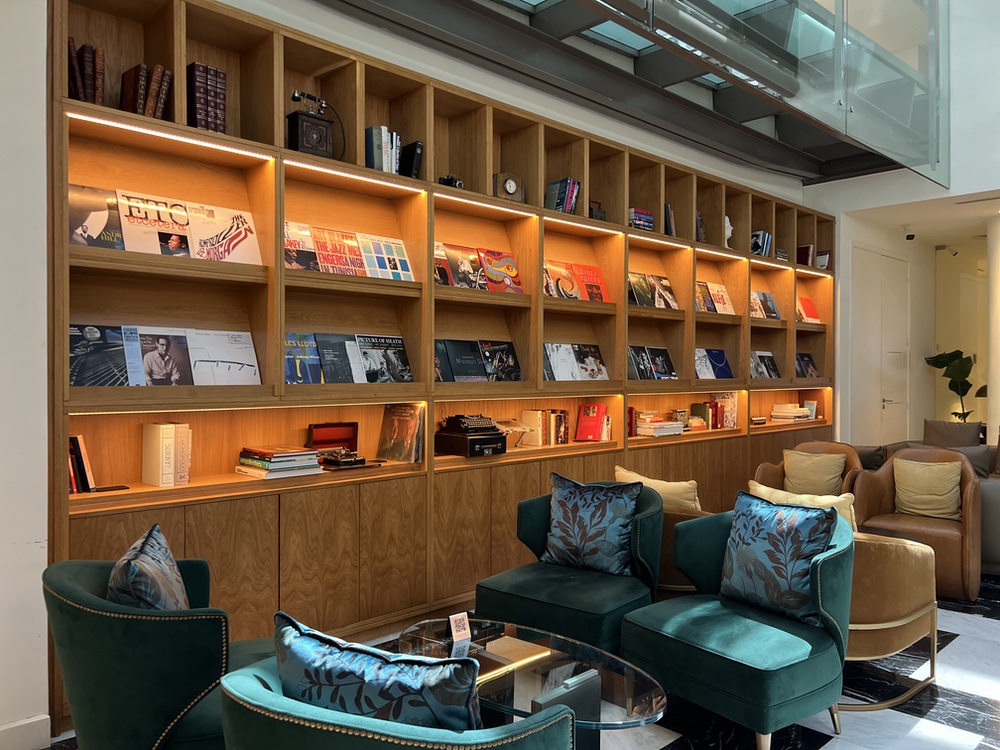 Lounge-library and its vinyl collection at the Recoleta Grand