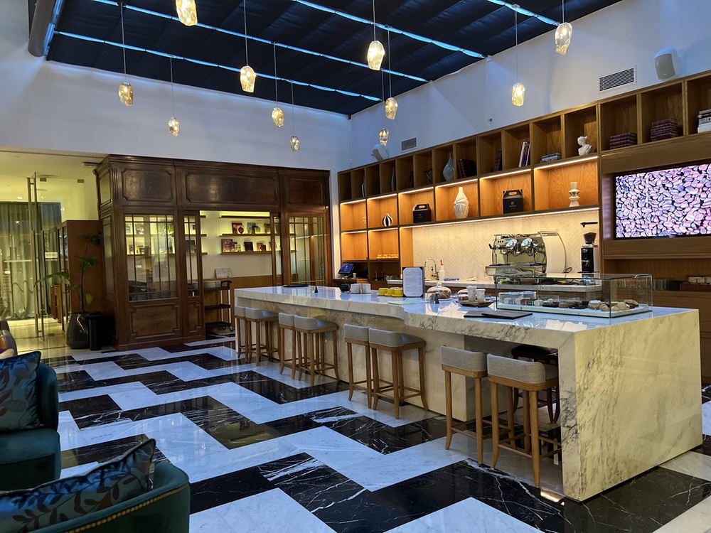 Café de Prensa, marble counter and black and white marble floor