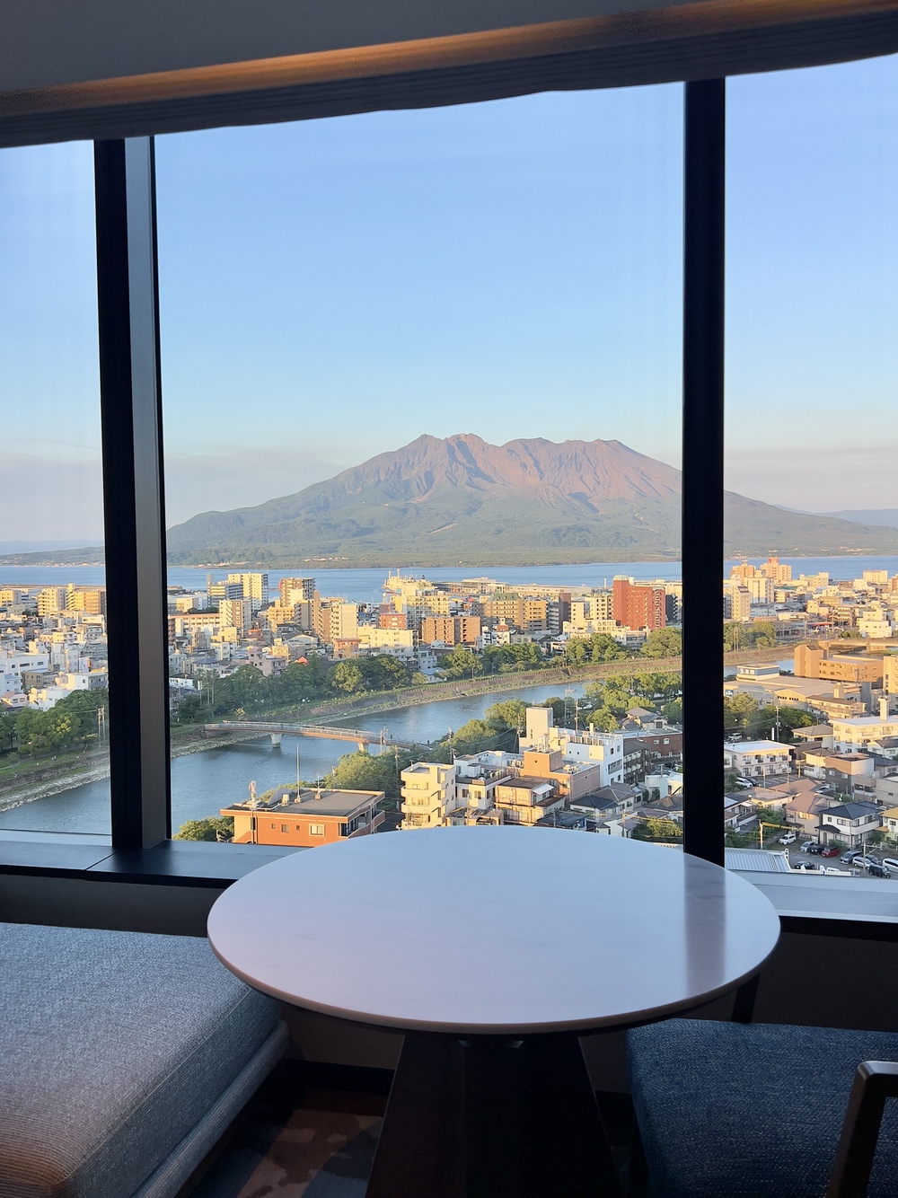 Lever de soleil doré sur le volcan Sakurajima depuis la chambre