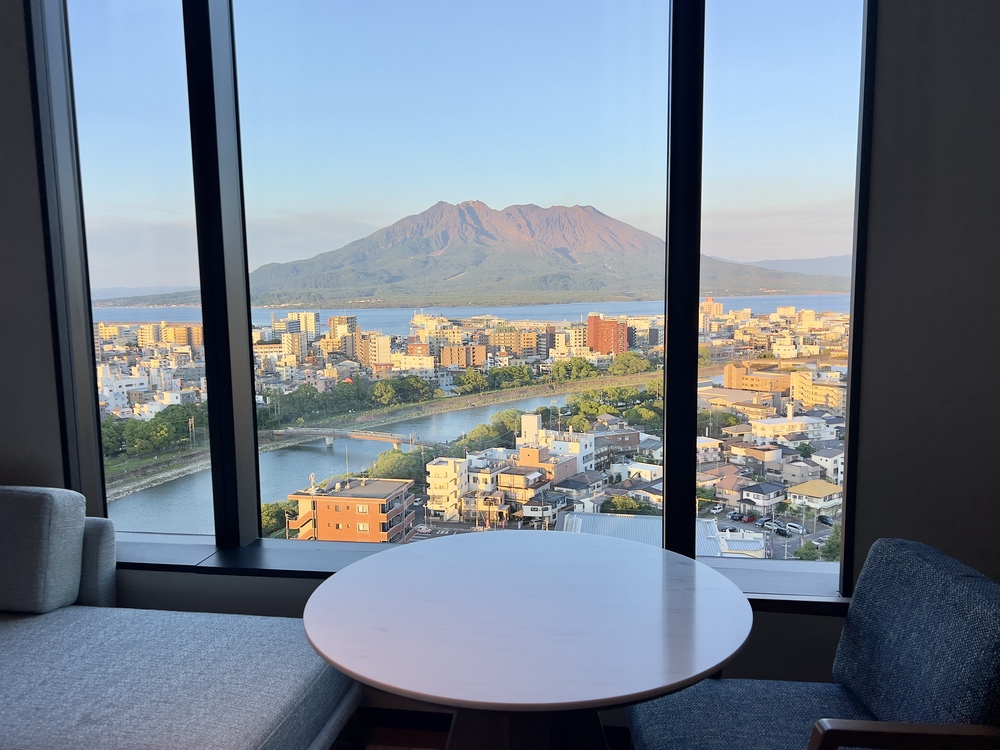 Vue sur le volcan Sakurajima et la baie depuis la chambre de l'hôtel