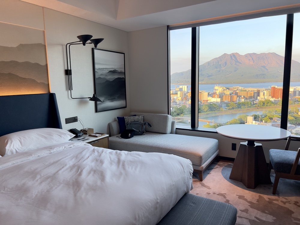 Chambre Club King au lever du jour avec vue sur le Sakurajima