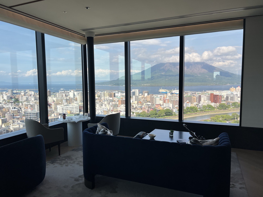 Salon du lounge exécutif avec vue sur le volcan Sakurajima