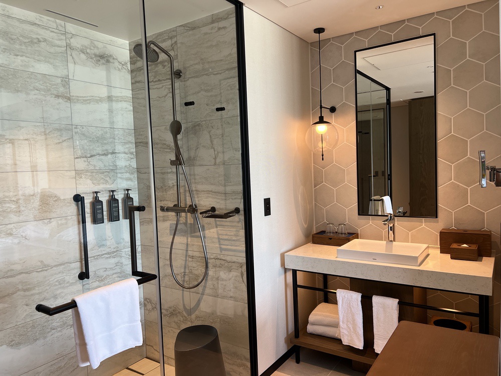 Salle de bain moderne en marbre avec douche à l'italienne et vasque