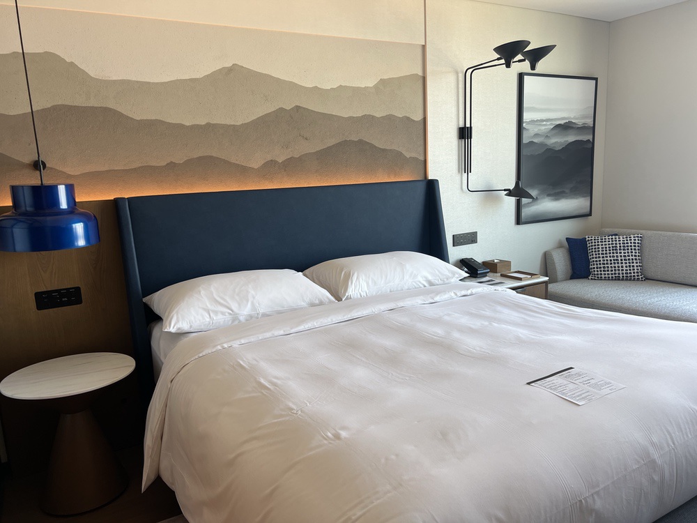 Chambre Club King avec fresque murale et coin salon