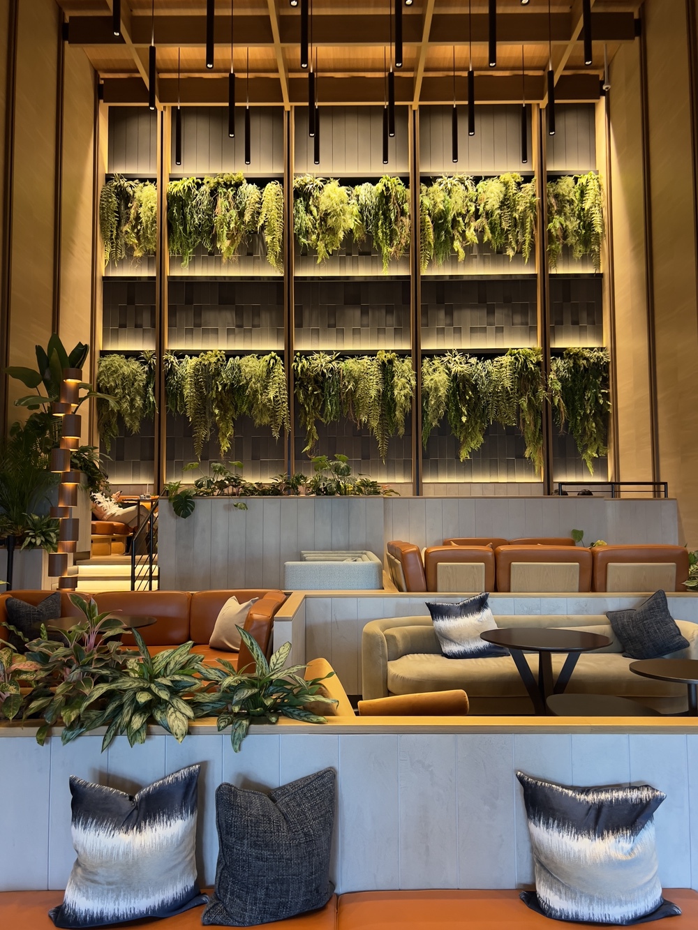 Hall verdoyant du Sheraton Kagoshima avec mur végétal et salons