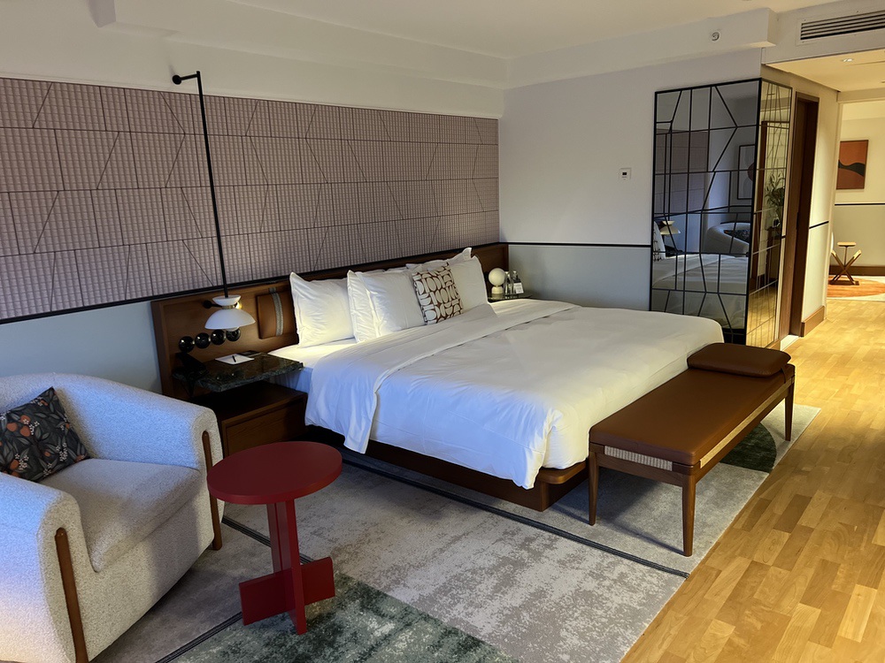 Suite junior rénovée avec lit King et style mid-century au Sheraton Stockholm Hotel