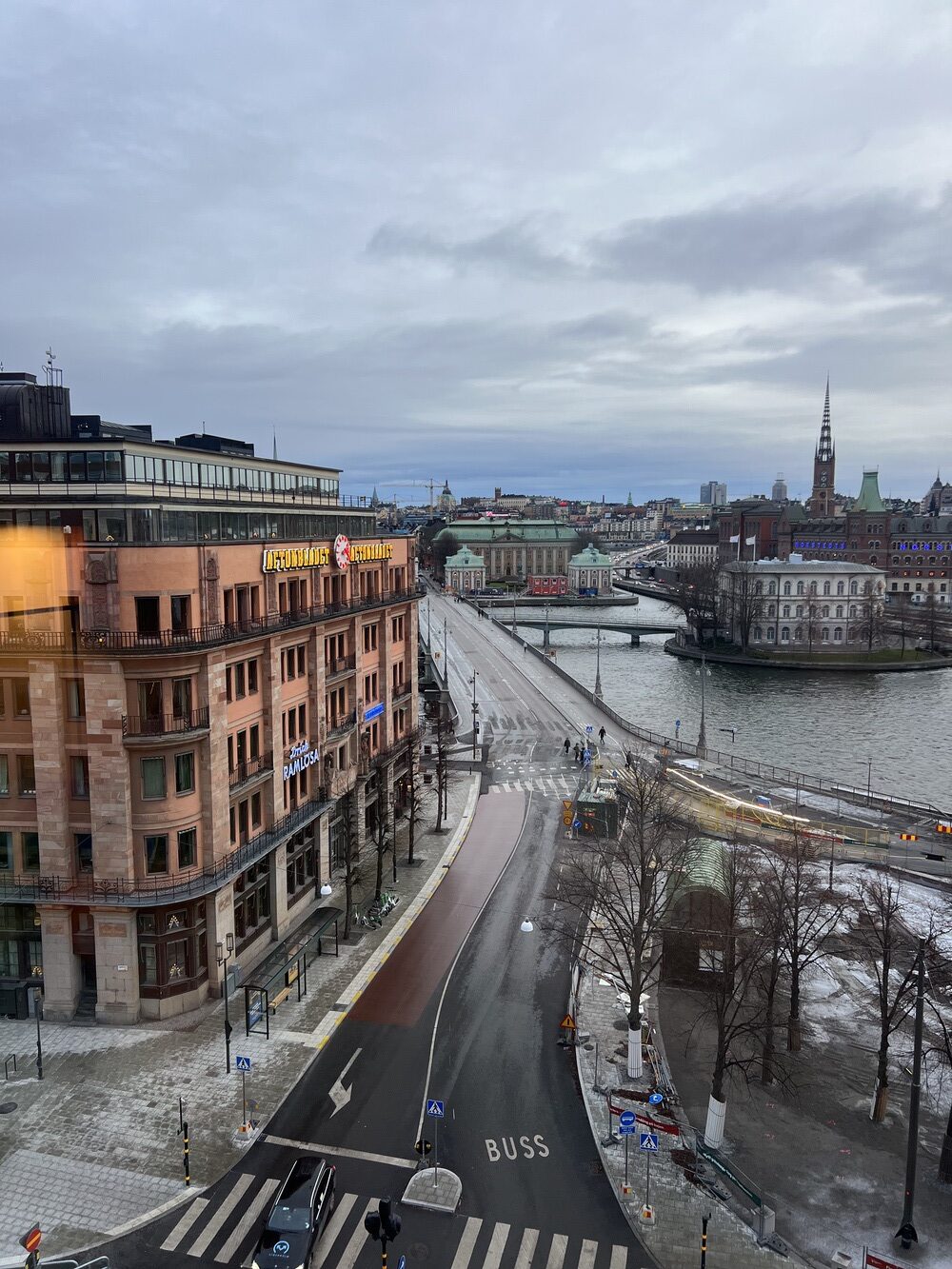Rue commerçante de Stockholm près de la gare centrale