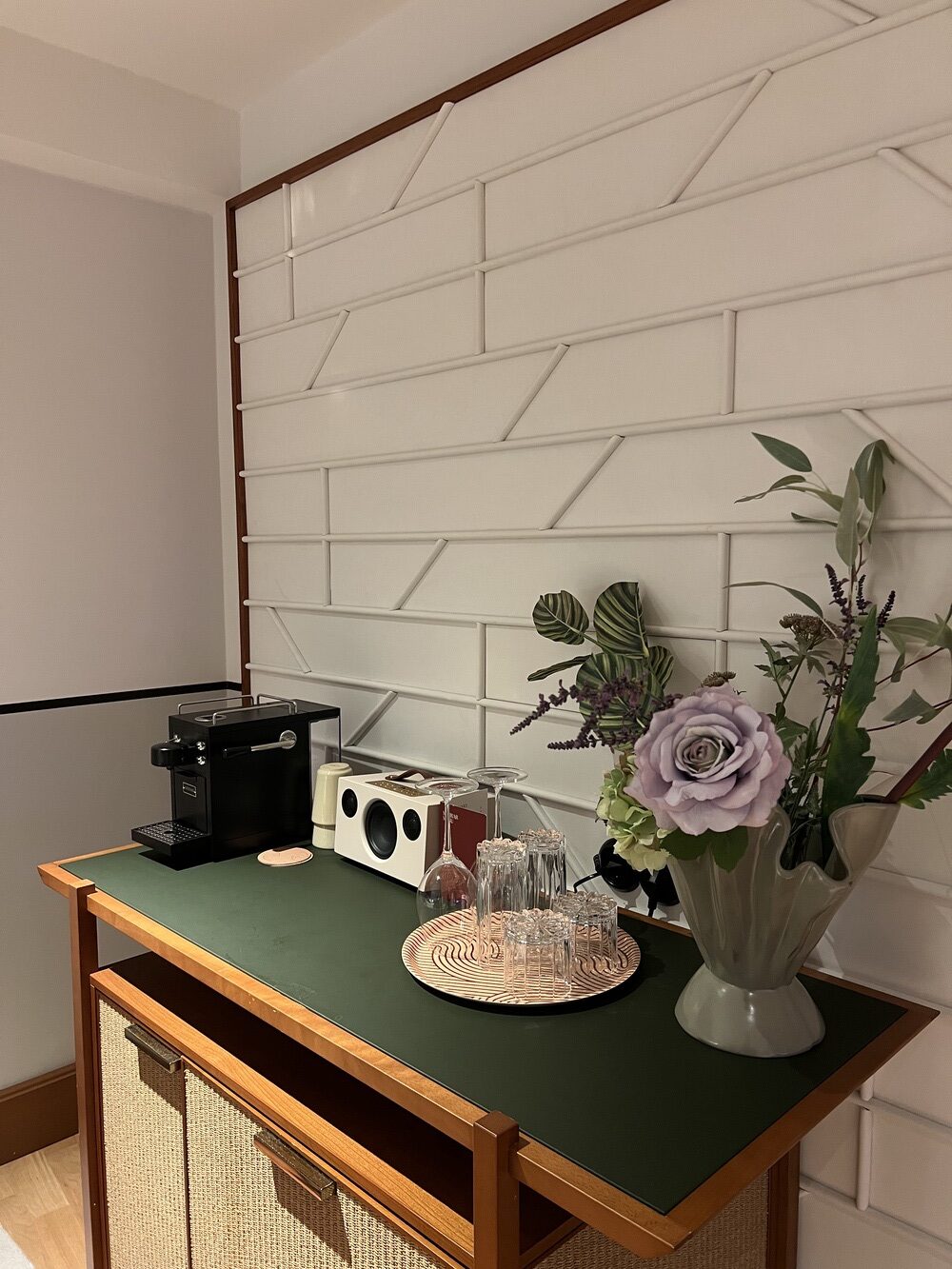 Coin café et minibar de la suite avec fleurs fraîches