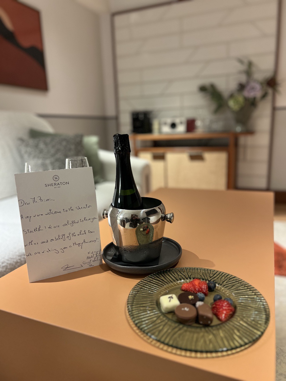Carte de bienvenue Sheraton, vin mousseux et chocolats offerts à l'arrivée