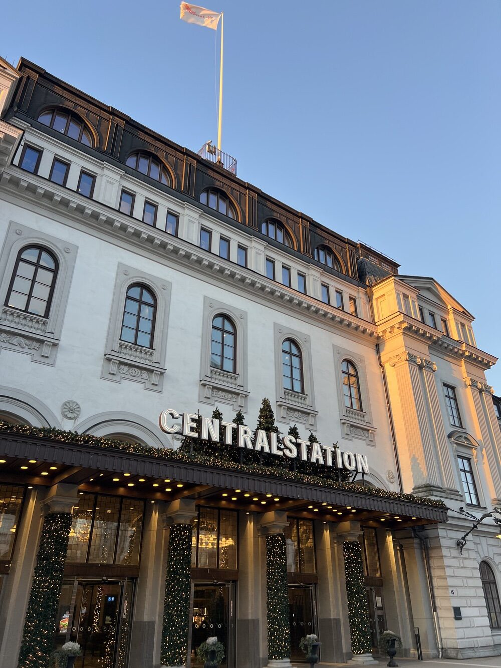 Façade de la gare centrale de Stockholm décorée pour les Fêtes