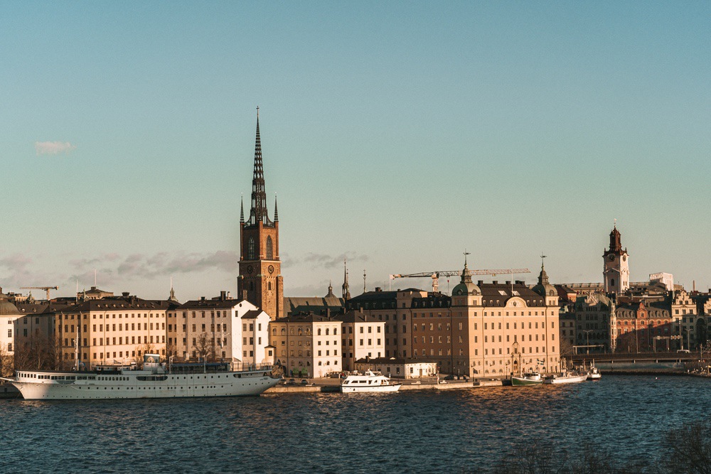 Vue sur Gamla Stan et les clochers de Stockholm depuis l'eau