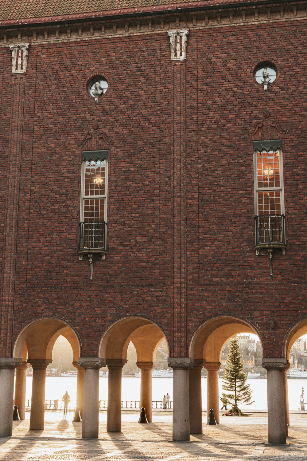 Arches de l'hôtel de ville de Stockholm et sapin de Noël au bord de l'eau