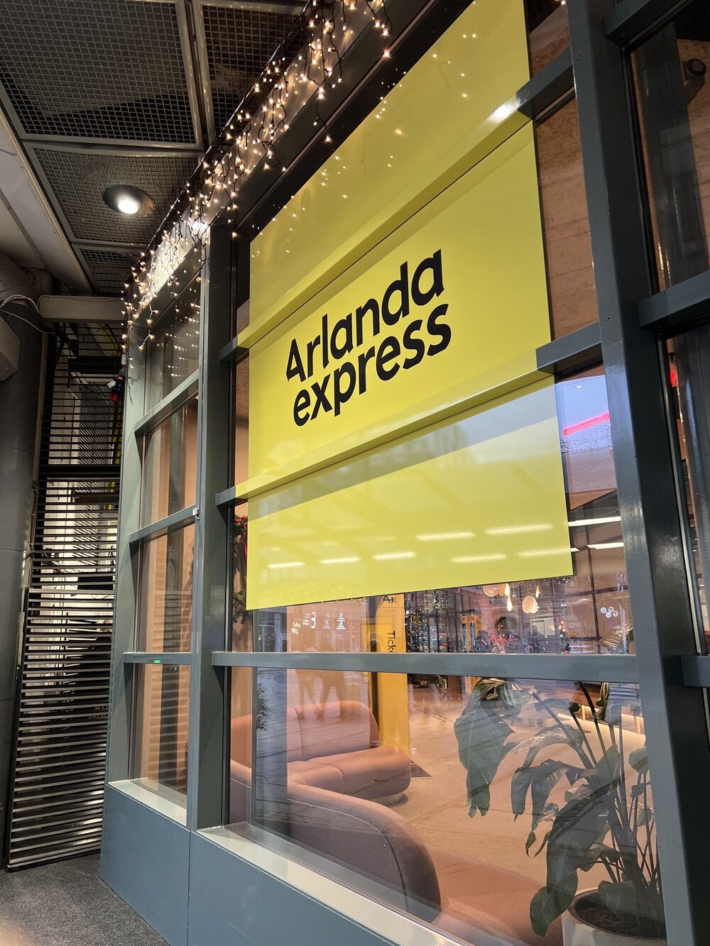 Entrée de l'Arlanda Express reliant l'aéroport à la gare centrale de Stockholm
