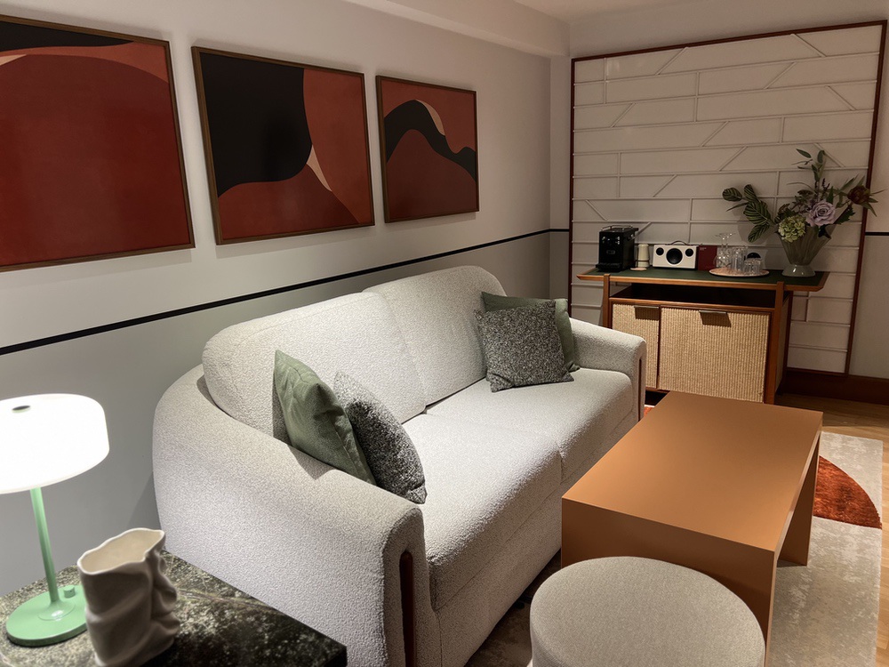 Salon de la suite junior aux accents mid-century et minibar