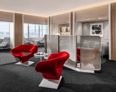 Fauteuils Ribbon rouges de Pierre Paulin et alcôves du salon La Première rénové d'Air France à Paris-CDG