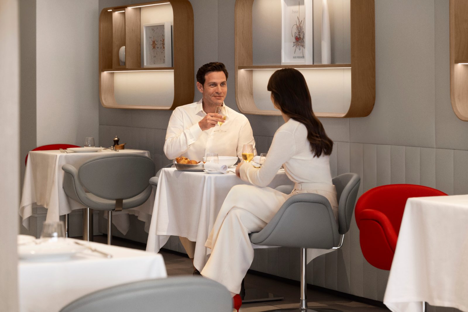 Couple dining in the redesigned restaurant area of Air France's La Première lounge ©Air France