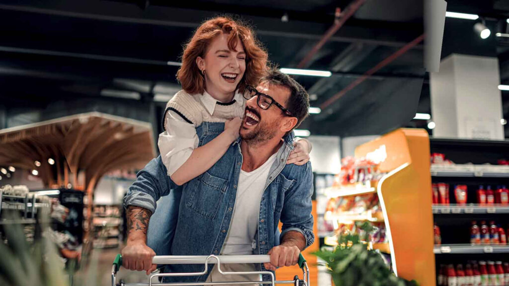 Couple souriant faisant l'épicerie, concours Coup de pouce de Tangerine