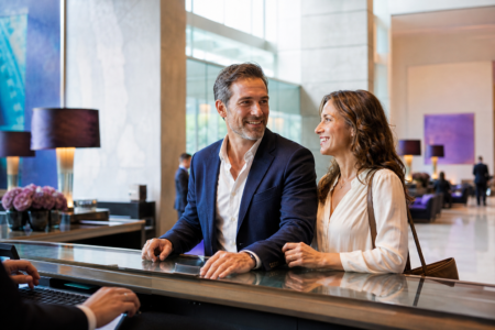 Couple au comptoir d'un hôtel Hyatt de luxe, ambiance chaleureuse