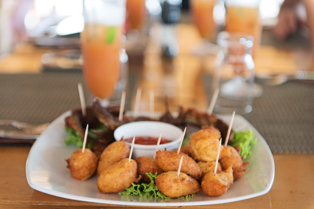 Assiette d'accras de morue martiniquais servis avec une sauce piquante