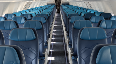 Cabine rénovée d'un Boeing 737-800 WestJet ex-Swoop/Sunwing, sièges bleu marine et turquoise