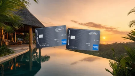 Cartes Marriott Bonvoy American Express devant la piscine à débordement d’un complexe hôtelier balinais au coucher du soleil