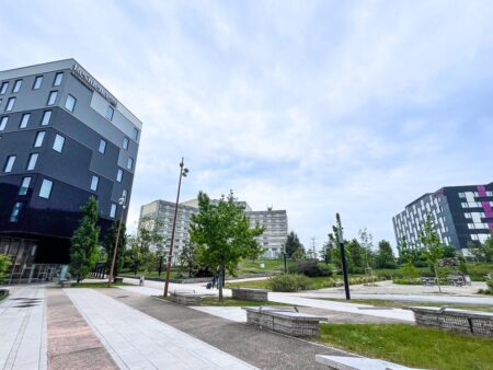 Vue extérieure du Moxy, du Residence Inn et du Courtyard près de l'aéroport Paris-CDG