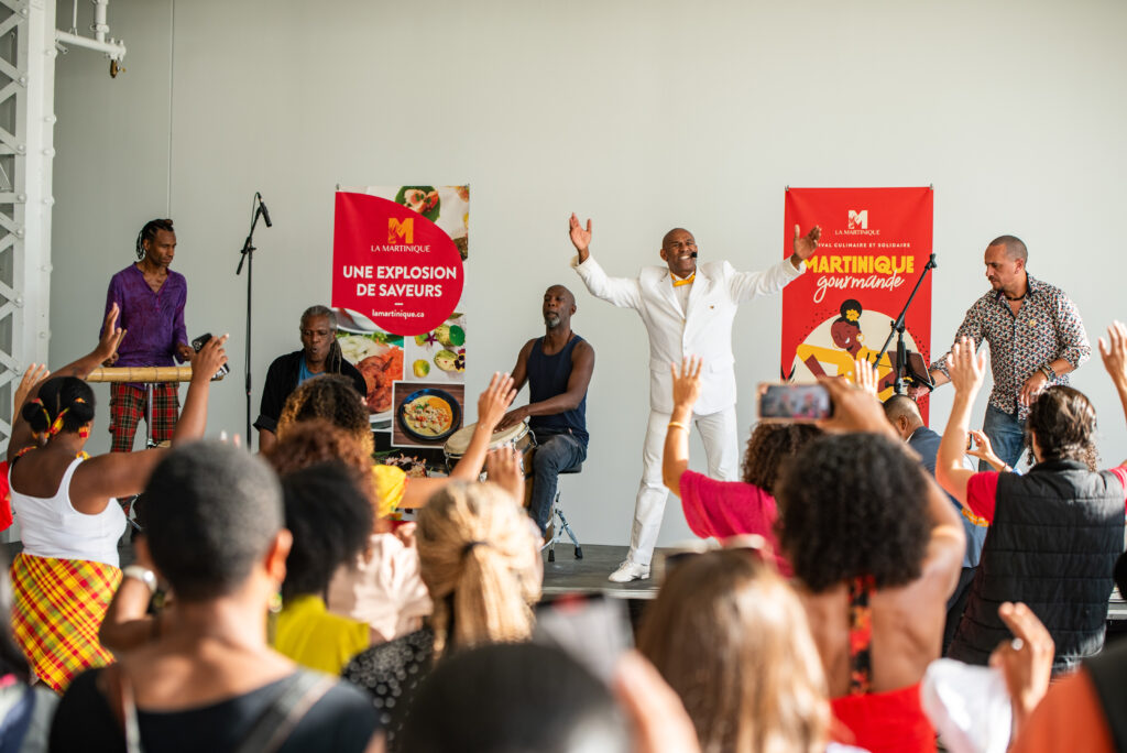 Marché Créole du Festival Martinique Gourmande à Montréal, avec animation musicale devant la foule