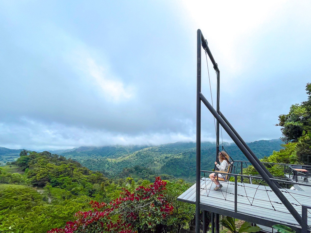 Balançoire panoramique surplombant la forêt près de Monteverde, Costa Rica