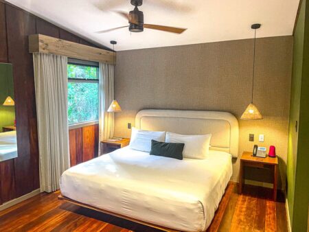 Chambre avec lit king au Senda Monteverde, un hôtel SLH au Costa Rica