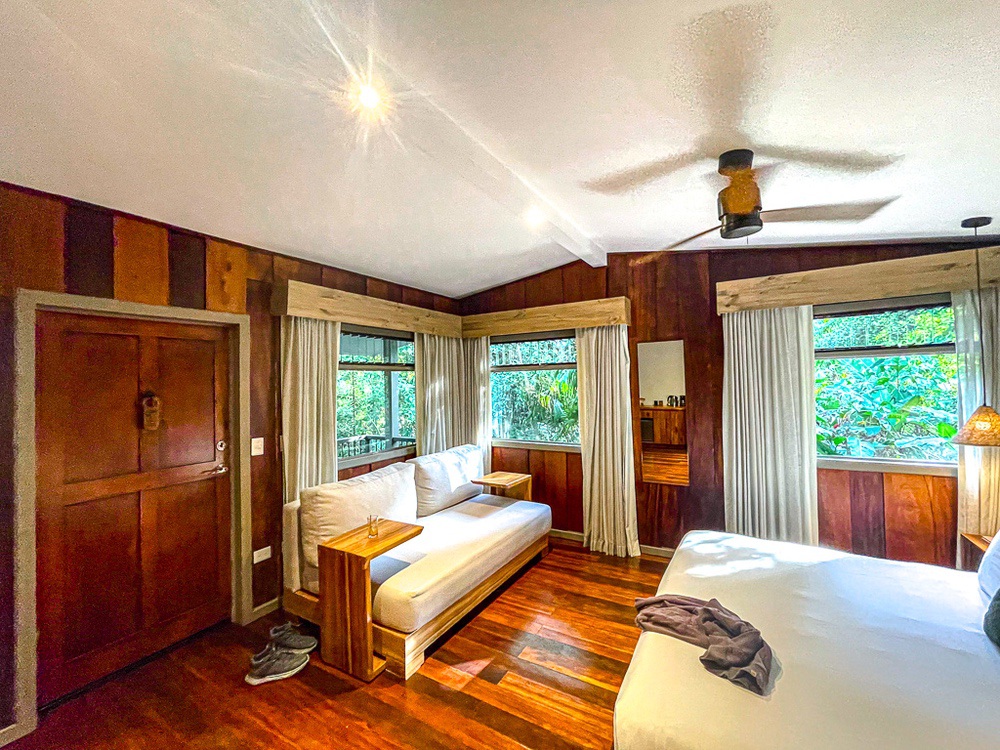 Coin salon avec sofa dans une chambre du Senda Monteverde